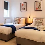 Spacious 3 Bed, Parking, Long Welcome, Relocators, Families, Contractors Lägenhet *