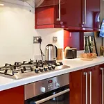 Spacious 3 Bed, Parking, Long Welcome, Relocators, Families, Contractors Lägenhet *