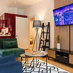 Spacious 3 Bed, Parking, Long Welcome, Relocators, Families, Contractors Apartman *