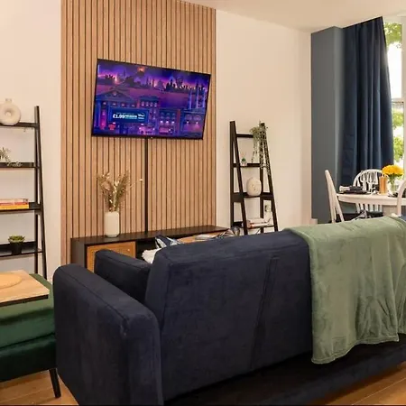 Spacious 3 Bed Parking, Long , Relocators 公寓