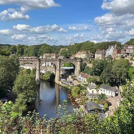 Spacious 3 Bed Parking, Long , Relocators 公寓 *