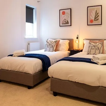 Spacious 3 Bed Parking, Long , Relocators 公寓 纳尔斯伯勒