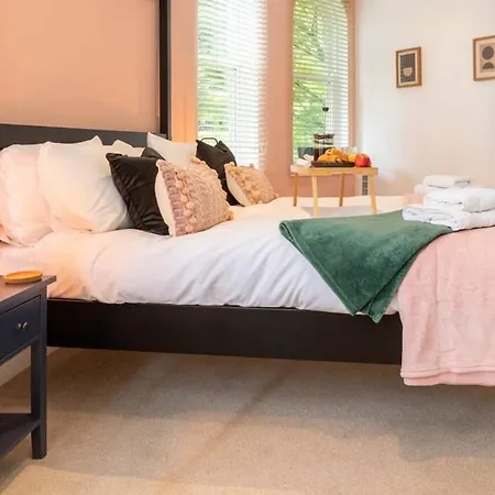 Διαμέρισμα Spacious 3 Bed Parking, Long , Relocators