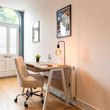 Spacious 3 Bed Parking, Long , Relocators 公寓 *