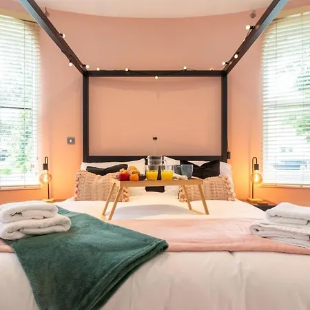 Spacious 3 Bed Parking, Long , Relocators