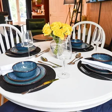 Spacious 3 Bed Parking, Long , Relocators 纳尔斯伯勒