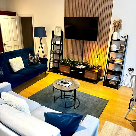 Spacious 3 Bed, Parking, Long Welcome, Relocators, Families, Contractors Διαμέρισμα