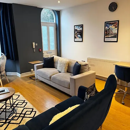 Spacious 3 Bed Parking, Long , Relocators