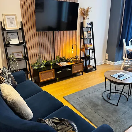 Spacious 3 Bed Parking, Long , Relocators 公寓 *