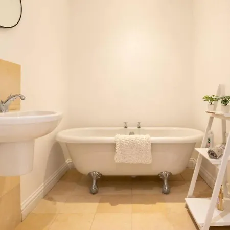 Διαμέρισμα Spacious 3 Bed, Parking, Long Welcome, Relocators, Families, Contractors *