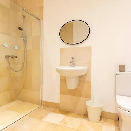 Spacious 3 Bed, Parking, Long Welcome, Relocators, Families, Contractors Διαμέρισμα