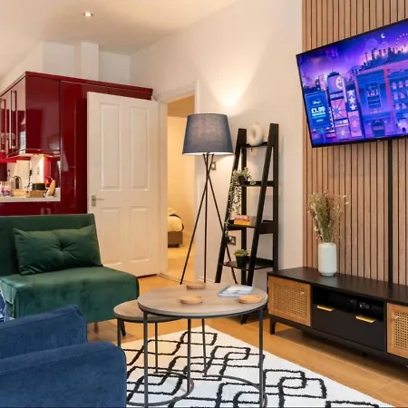 Spacious 3 Bed, Parking, Long Welcome, Relocators, Families, Contractors Διαμέρισμα *