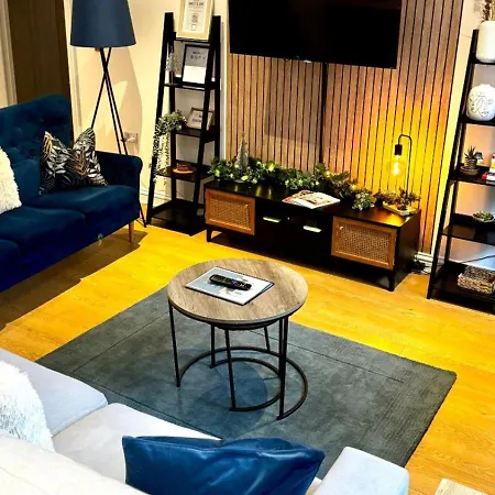 Spacious 3 Bed, Parking, Long Welcome, Relocators, Families, Contractors Διαμέρισμα *