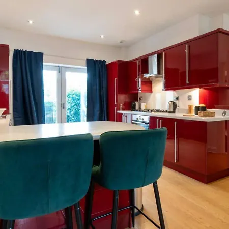 Διαμέρισμα Spacious 3 Bed, Parking, Long Welcome, Relocators, Families, Contractors