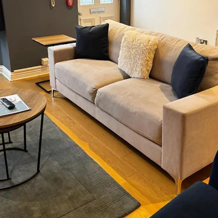 Διαμέρισμα Spacious 3 Bed, Parking, Long Welcome, Relocators, Families, Contractors