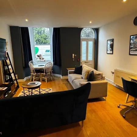 Spacious 3 Bed, Parking, Long Welcome, Relocators, Families, Contractors *