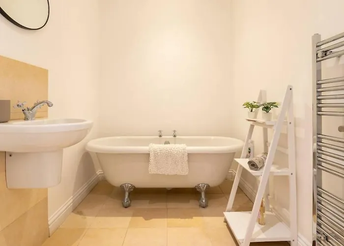 Spacious 3 Bed Parking, Long , Relocators Appartement *