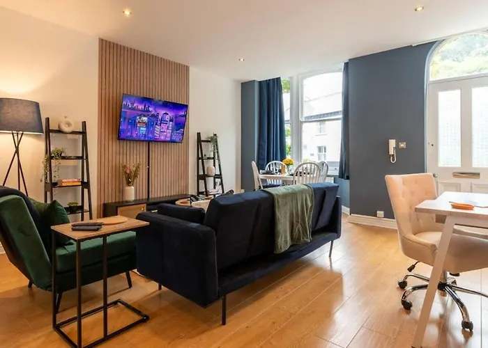 Spacious 3 Bed Parking, Long , Relocators * Knaresborough