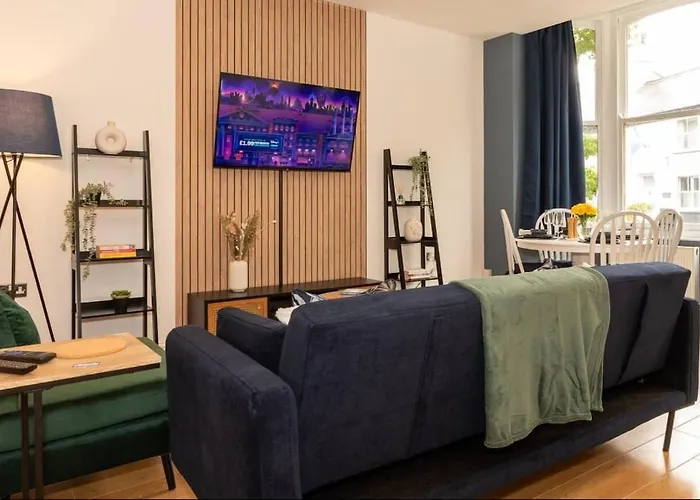 Spacious 3 Bed Parking, Long , Relocators Appartement