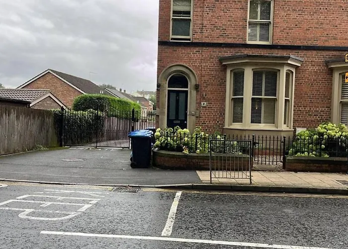 Spacious 3 Bed Parking, Long , Relocators *