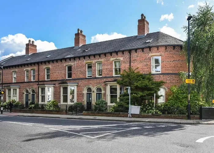 Spacious 3 Bed Parking, Long , Relocators Appartement