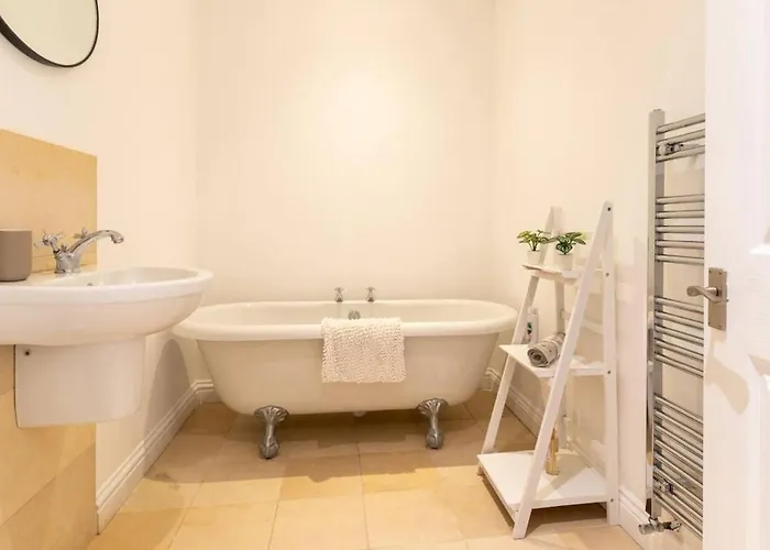 Spacious 3 Bed Parking, Long , Relocators *