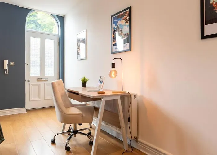 Spacious 3 Bed Parking, Long , Relocators Appartement *