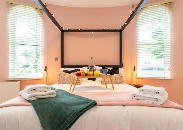 Spacious 3 Bed, Parking, Long Stays Welcome, Relocators, Families, Contractors