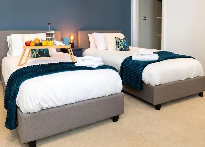 Spacious 3 Bed Parking, Long , Relocators