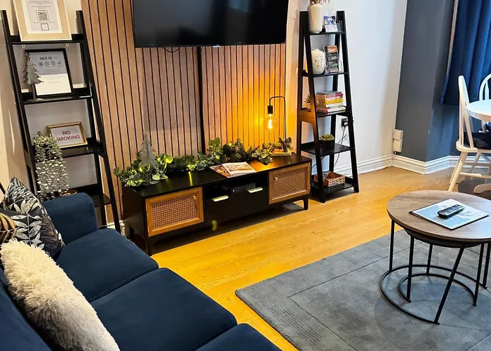 Spacious 3 Bed Parking, Long , Relocators Appartement *